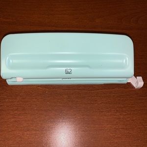 Mini adjustable 6 hole punch